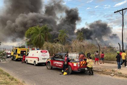 Gobernación cruceña presenta denuncia penal tras incendio de su depósito en el Parque Industrial