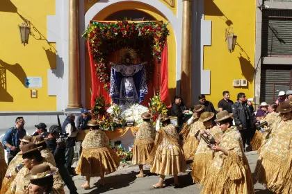 Miles de fraternos renuevan su fe y promesa al Señor del Gran Poder a una semana de la fastuosa entrada de La Paz