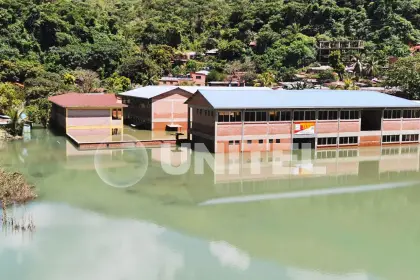 Tipuani, bajo el agua, clama por ayuda y una solución definitiva contra las inundaciones; una escuela no pasa clases