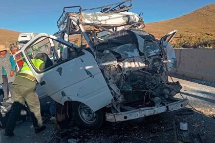 Tragedia en la ruta La Paz - Oruro: Minibús choca contra un camión en un peaje y deja dos fallecidos