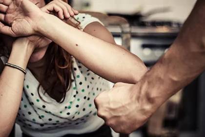 Investigan por tentativa de feminicidio a sujeto que sometió a una brutal golpiza a su mujer 