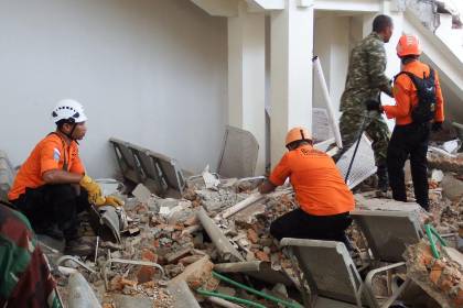 Al menos 38 muertos tras el terremoto de magnitud 7,7 en Indonesia mientras un nuevo sismo se sintió este sábado