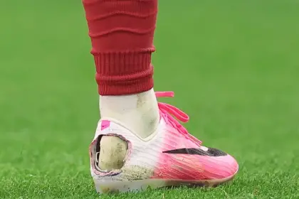 ¿Por qué algunos futbolistas cortan sus botines en el talón? La curiosa práctica que se hizo viral en el Mundial 2026