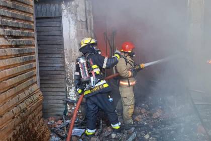 Gobernación pide 2.000 litros de combustible para carros bomberos que combaten incendio en la Feria Barrio Lindo