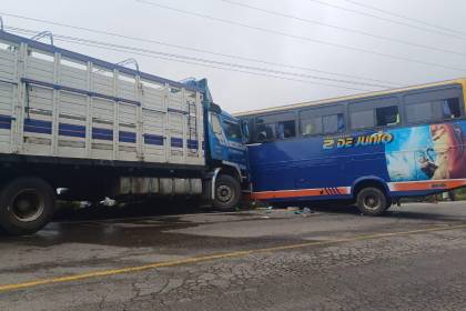 Policía sospecha que una invasión de carril causó el choque entre un bus y un camión que dejó un fallecido