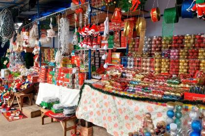 Se enciende el espíritu navideño en el primer día de diciembre y en mercados se observa variedad de productos