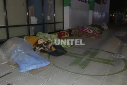 A la intemperie en un intenso frío, pacientes buscan una ficha en hospitales públicos cruceños
