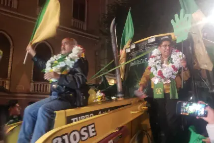 Patzi, Dulón y Vargas recorren el centro paceño pidiendo el voto; el MTS también hace en Cochabamba