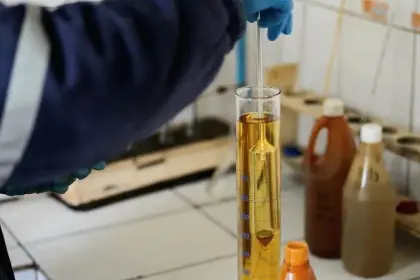 YPFB ratifica la calidad de la gasolina y propone trabajo conjunto con la UMSA