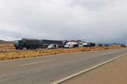 Dinamitazos en la carretera La Paz- Oruro hacen retroceder al contingente policial y militar que abría el corredor humanitario