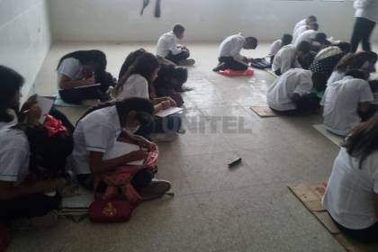 Escolares de unidad educativa en Paurito pasan clases en el piso por falta de pupitres