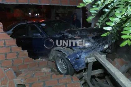 Ladrón roba un auto y al intentar huir derriba dos bardas, fue capturado