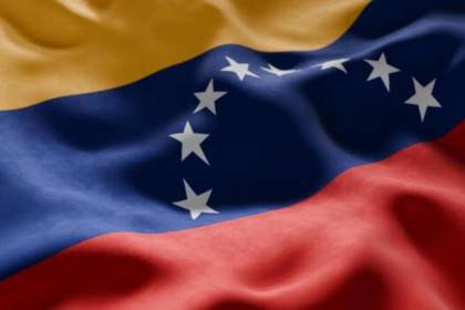 Aviones con ayuda de EEUU aterrizan en aeropuerto de Venezuela parcialmente reabierto
