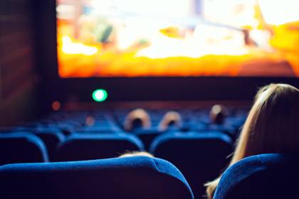 “Les tuve que cubrir los ojos”: Mamá demanda a cadena de cine por pasar tráilers de terror antes de Lilo y Stitch