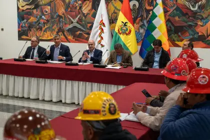 En medio de las protestas, la COB se reúne con autoridades del Gobierno por el DS 5503