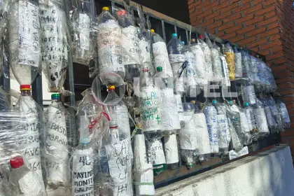 De reservar cupos con sillas en los colegios, ahora los padres utilizan botellas en Santa Cruz