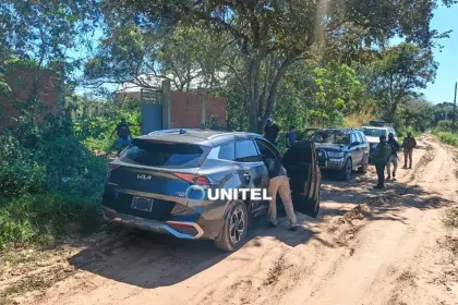 Personal de Felcn allana un hangar en la localidad de Peji, ruta a Camiri