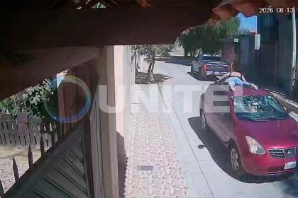 Video: Mujer es llevada en el techo de un vehículo hasta la Policía tras discusión con su pareja