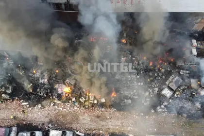 Imágenes aéreas: Vehículos quemados y otros daños deja el incendio en un depósito de la Gobernación cruceña