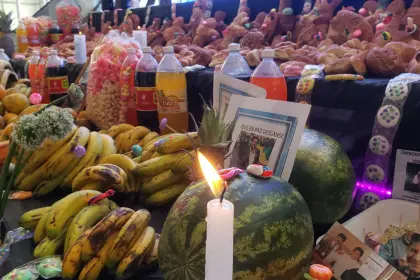 Bolivia celebra Todos Santos con mesas más pequeñas y filas por combustibles 