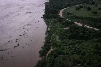 Crecida extraordinaria en la cuenca alta del Río Grande provoca rebalse a la altura de Paila