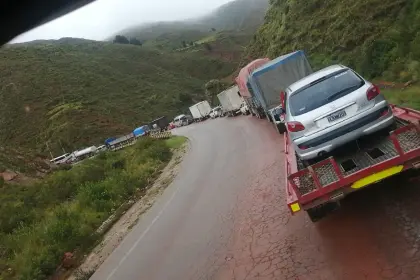 Reportan derrumbes en la ruta que conecta a Cochabamba con La Paz y Oruro; se dificulta el tráfico de vehículos