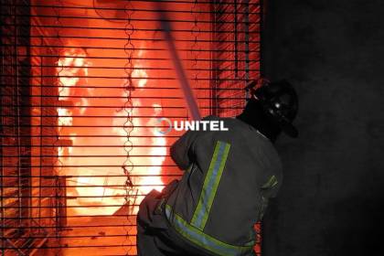 Voraz incendio afecta a la feria Barrio Lindo de Santa Cruz de la Sierra