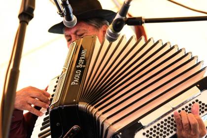 Un festival rescata la tradición del acordeón y la concertina en el centro de Bolivia