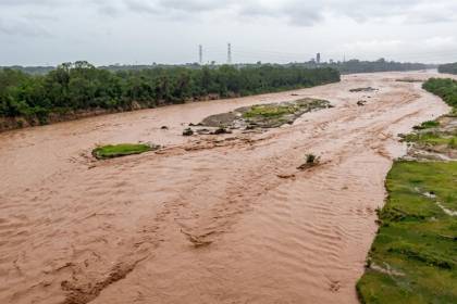 Alerta naranja en Santa Cruz por fuertes vientos y hay riesgo de desborde de ríos en cinco departamentos