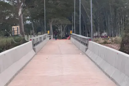 Inauguran puente de Colpa Bélgica y la Gobernación cruceña compromete reforzar defensivos