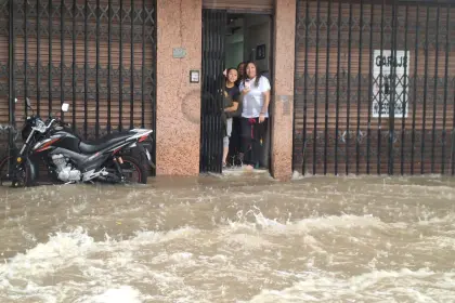 Torrencial lluvia con granizo deja calles inundadas en Cochabamba