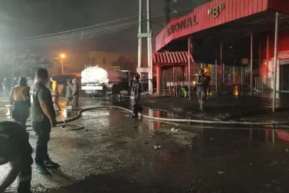Tras 36 horas de intenso trabajo, el fuego en Barrio Lindo ha sido extinguido e inicia nueva etapa para recuperar el terreno