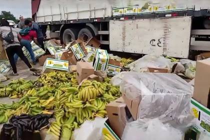 Banano del trópico es arrojado a la carretera en protesta por bloqueo que impide su exportación