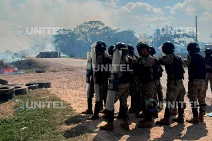 Tras gasificación, productores retoman bloqueo en el puente San Pablo, ruta Santa Cruz-Beni