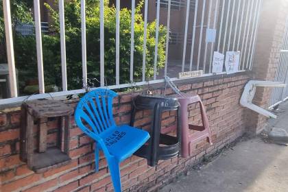 Filas y reclamos marcan el primer día de inscripciones escolares en Santa Cruz