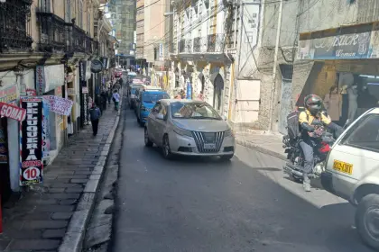 Video: Se cierra por 20 días la “calle Honda” en el centro de La Paz por trabajos en el alcantarillado