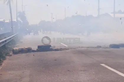 Incendio de pastizales en la zona norte cruceña amenaza a vehículos parados por bloqueo de mototaxistas 