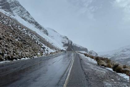 La Paz se viste de blanco: la nieve cubre la ruta a los Yungas