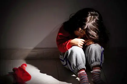 “Mi mamá con un chicote me pega, me patea”: Fiscalía revela el duro relato de la niña que era flagela por su madrastra