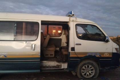 Un chofer es hallado muerto en vía pública y con golpes en la cara; un minibús estaba a pocos metros, reporta la Policía 