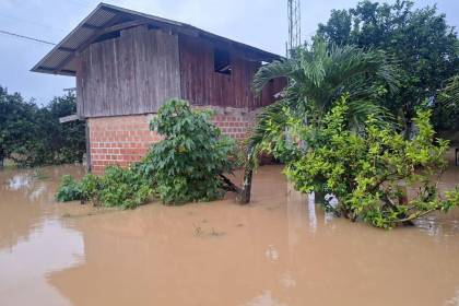 Emergencia por desbordes de ríos en el trópico, el agua inunda viviendas y calles en Puerto Villarroel