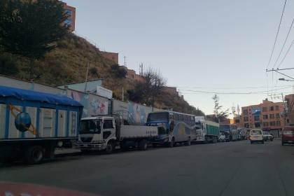 Ante las filas, el ministro de Hidrocarburos dice que hay gente que acopia combustible por la incertidumbre por el cambio de Gobierno