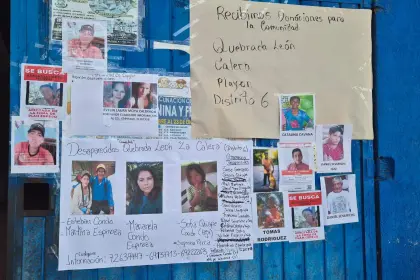 Tragedia en El Torno: Familias no pierden la esperanza y pegan fotos de desaparecidos en el coliseo