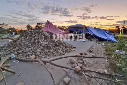 Bloqueo en la ruta nueva Cochabamba – Santa Cruz se mantiene pese al Estado de excepción