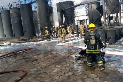 Tras un trabajo de casi 19 horas, logran controlar el incendio en una fábrica del Parque Industrial