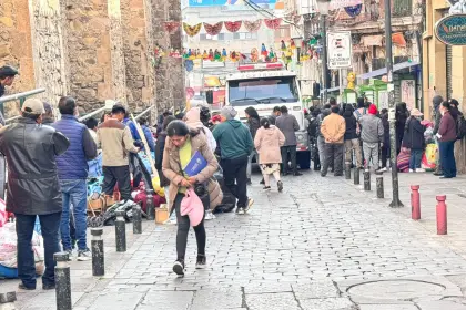 Aplacan el incendio en la casa colonial cerca de la iglesia San Francisco; los comerciantes perdieron toda su mercadería