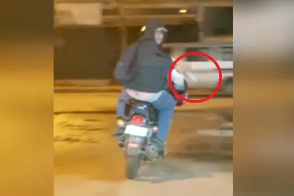 Video: Delincuentes atracan y disparan contra un vehículo que los perseguía