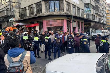Choferes irrumpen en un acto de la Alcaldía para exigir gasolina; Dockweiler se compromete a buscar a las autoridades
