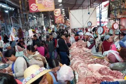 Compras de último momento: los mercados lucen llenos a horas de Año Nuevo