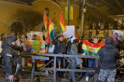 La Paz: Marcha contra las ‘leyes incendiarias’ termina con gasificación policial y la detención de un activista